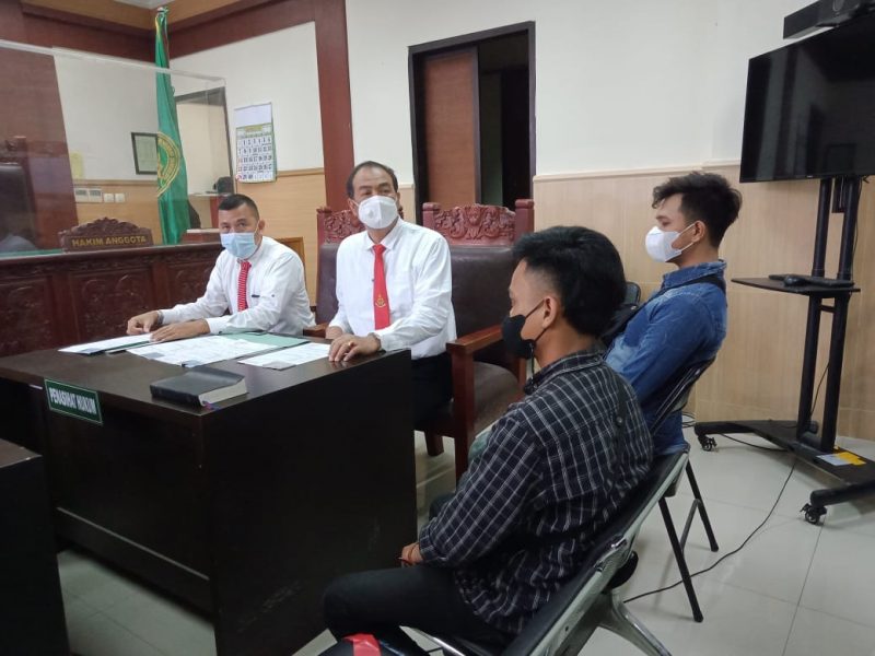 Sedangkan Risky utama dan Marizal yang kedapatan menjual miras masing masing di denda 1,000,000, juta rupiah