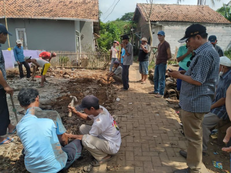 Kades Pangadegan meletakkan Batu Sebagai Simbolis Bedah Rumah.