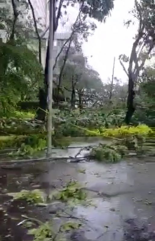 TAMAN POTRET KOTA TANGGERANG PORAK PORANDA DIHANTAM HUJAN BADAI