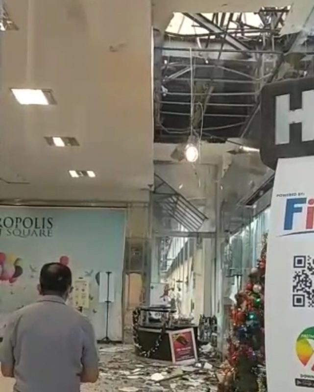 METROPOLIS TOWN SQUARE MENJADI SALAH SATU KORBAN DARI AMUKAN HUJAN BADAI HARI INI