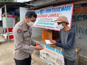 Melalui Jumat Barokah, Bidhumas Polda Banten Salurkan Bantuan Beras dan Masker di Sepanjang Jalan Kota Serang