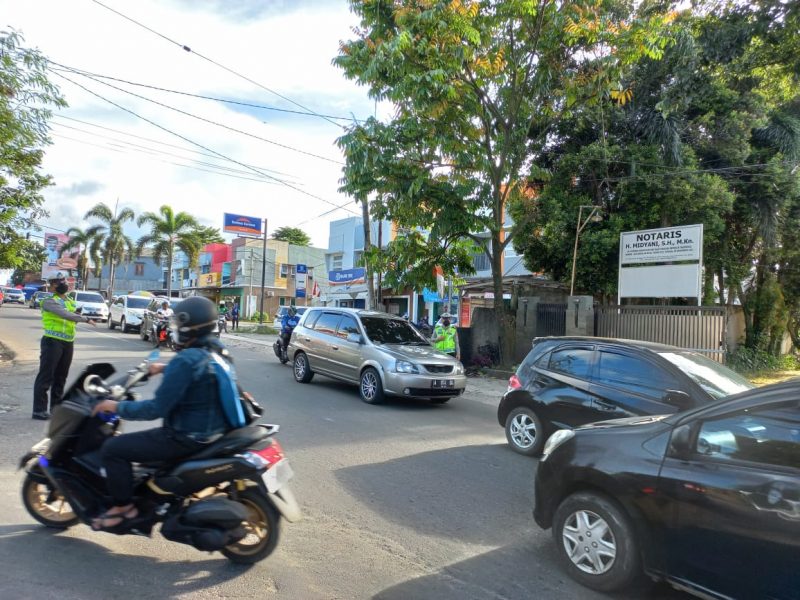 Ditlantas Polda Banten Aktif Atur Lalu Lintas Sore Layani Masyarakat Pengguna Jalan