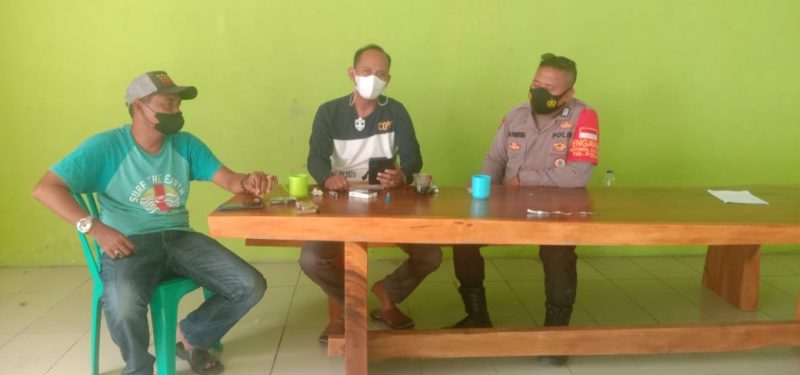 Aipda A.Pratona Bhabinkamtibmas Polsek Balaraja Polresta Tangerang Kunjungi masyarakat binaan dan Kepala Desa Buniayu
