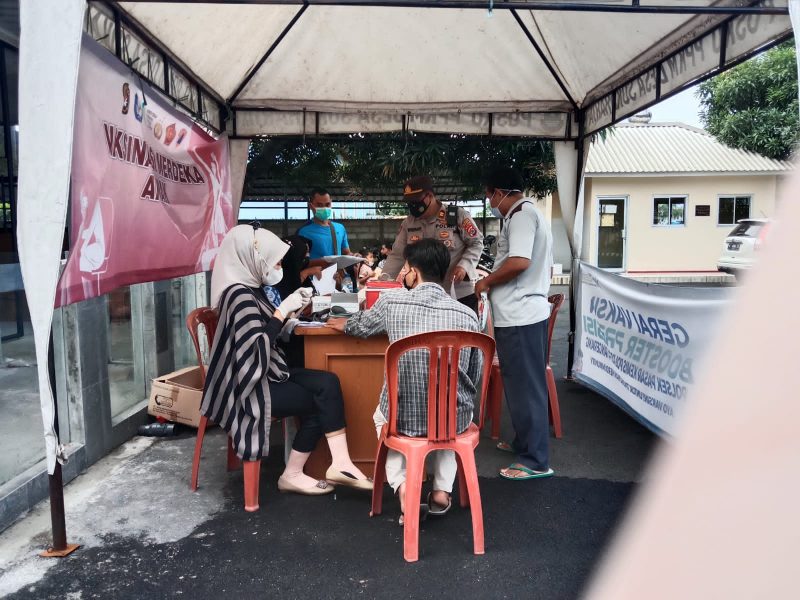 Masyarakat Mendapatkan Vaksin Booster di Gerai Vaksin Presisi Polsek Pasar Kemis Polresta Tangerang