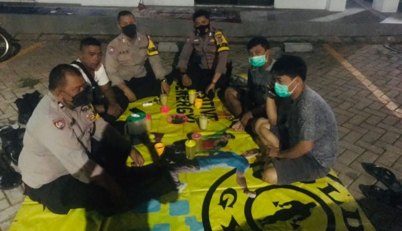 Ajak Warga Jaga Kamtibmas, Bhabinkamtibmas Polsek Pasar Kemis Polresta Tangerang Ngopi Bareng Warga