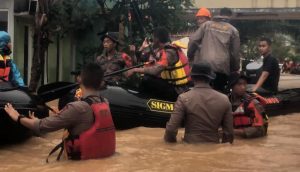 Satbrimob Polda Banten Evakuasi Masyarakat Yang Terdampak Banjir
