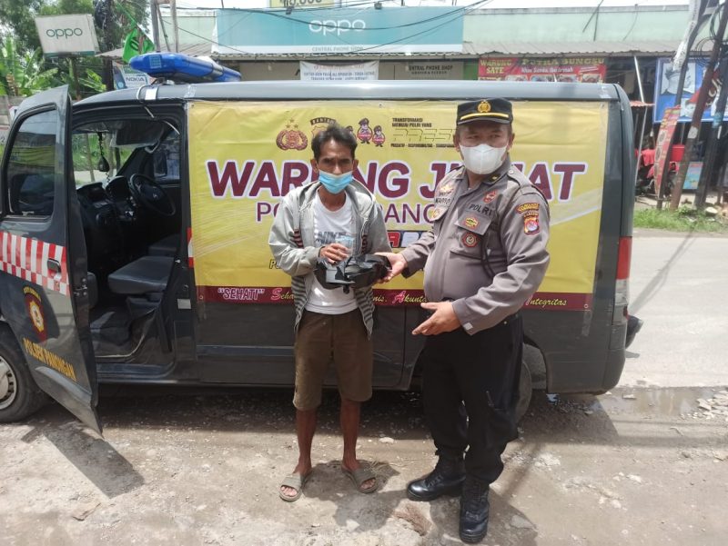 Polsek Panongan polres polda banten, memberikan sembako dan nasi bungkus pada masýarakat yang melintas di kantor