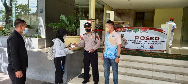 Polsek Panongan Sosialisasikan Prokes Dengan Bagikan Masker Gratis Pada Masyarakat
