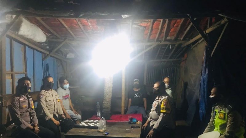Antisipasi Kamtibmas Patroli Polsek Pasarkemis Polresta Tangerang Sambangi Pos Kamling Sampaikan di Disiplin Prokes ke Warga