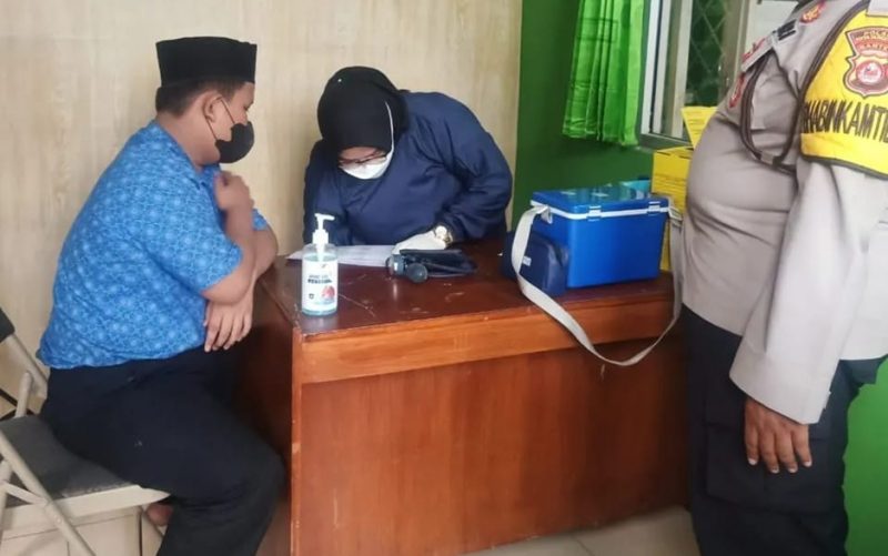 Polsek Pasar Kemis Polresta Tangerang Laksanakan Vaksin Door To Dor di Kesekolahan