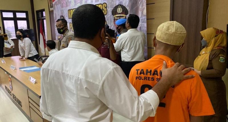 NF (48) oknum guru ngaji asal Kampung Luwung Semut, Desa Jeruk Nipis, digiring ke Polres