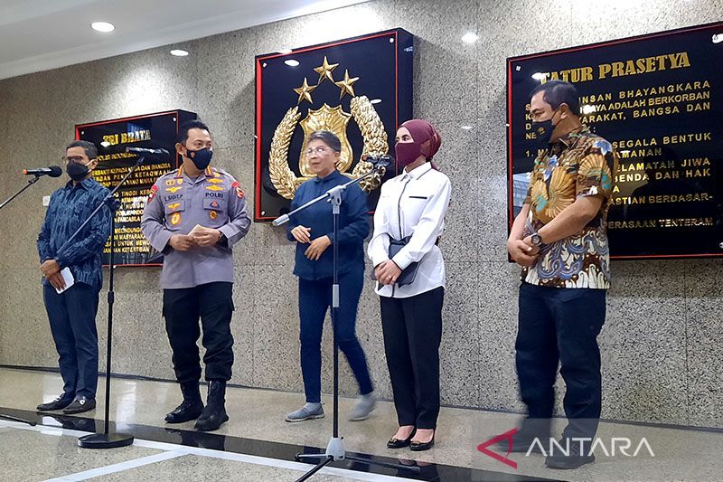 Pihaknya Pemerintah Indonesia gagal dalam ekonomi, minyak goreng, BBM dan 9 pokok lainnya naik dratis. ia sempat membandingkan