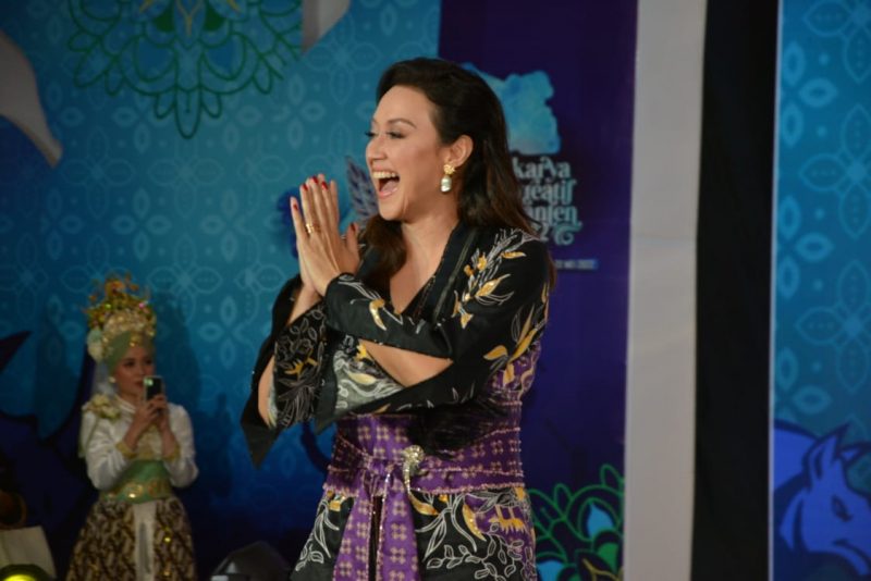 Kenakan Batik Ayam Wareng Saat Fashion Show, Yuli Zaki : Terlihat Cantik Kan?