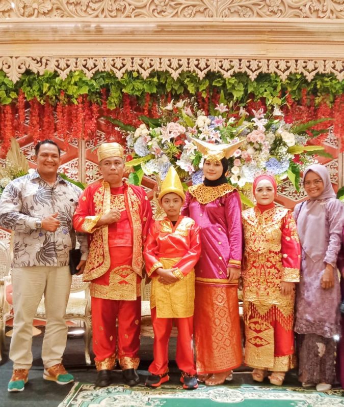 PIMRED POSTBANTENNEWS.COM RAJA INDRA MENGUCAPKAN: SELAMAT ATAS TERLAKSANANYA TASYAKURAN SUNATAN PUTRA HENDRI ZEIN DAN SEMOGA JADI ANAK YANG SOLEH SERTA BERBAKTI PADA KEDUA ORANG TUA