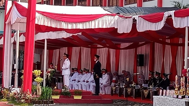 DALAM RANGKA PERINGATAN HUT RI KE 77 KECAMATAN CIPONDOH BERSERTA 3 PILAR MUSPIKA NYA MENGGELAR UPACARA PENGIBARAN BENDERA MERAH PUTIH TEPAT DI PLATARAN HALAMAN KANTOR KECAMATAN CIPONDOH KOTA TANGERANG