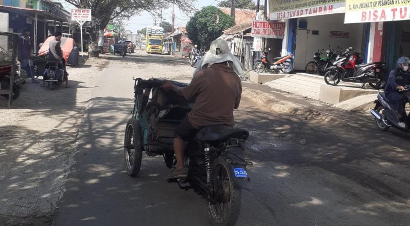 Pihak masyarakat dua desa ini, kecewa dengan adanya jalan di kampung rusak parah,