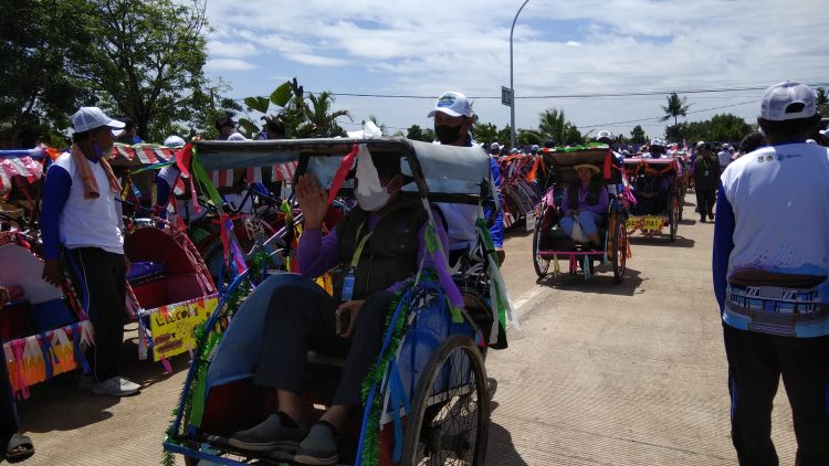 Hundreds of rickshaws lined the gate and greeted the delegates.