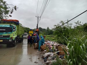UPTD 4 DLHK Kabupaten Tangerang Bersihkan Tumpukan Sampah di Jalan Raya Solear