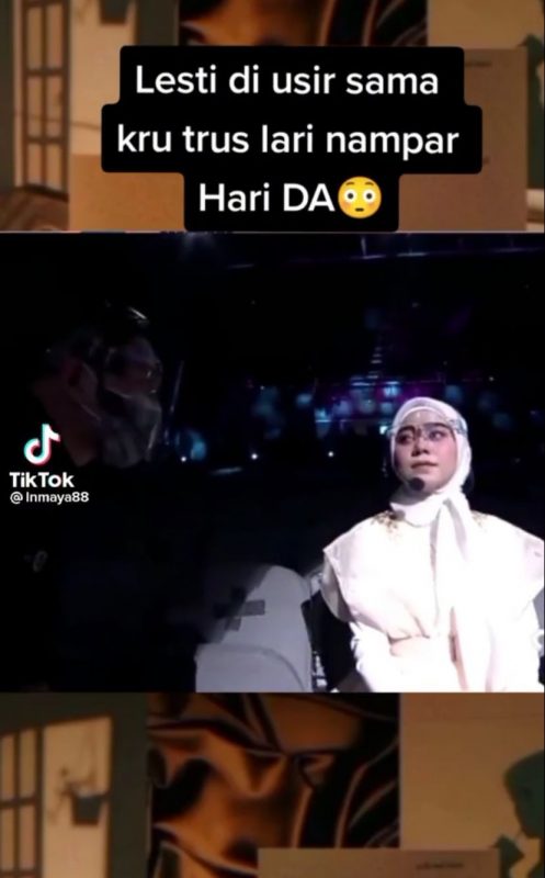 Namun, bukannya meninggalkan panggung, Lesti Kejora malah berlari ke tengah-tengah panggung.