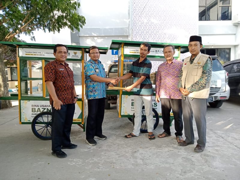 Camat Miftah dan UPZ Mekar Baru, Serahkan Bantuan Gerobak Usaha Dari Baznas Kabupaten Tangerang.