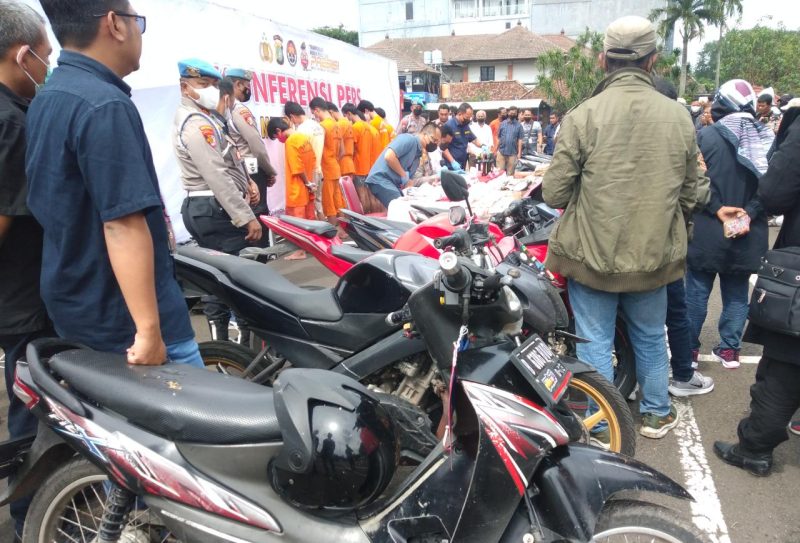 Stadion kemudian juga ada di puspem yang sudah kita tentukan kadang-kadang banyak karena terburu- buru.