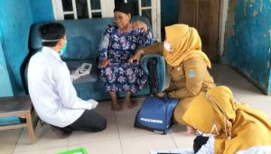 Kegiatan intervensi tersebut dilakukan melalui kunjungan ke rumah penderita hipertensi dan diabetes mellitus (DM), di Desa.