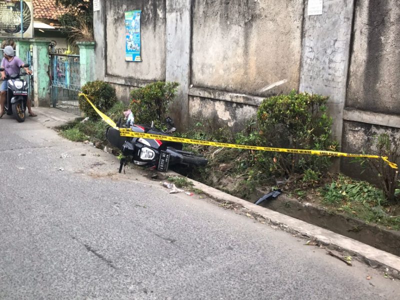Telah terjadi pengeroyokan oleh kelompok gangster kepada dua orang pemuda tepatnya di Kampung Kadu Lembur, tewas satu di tempat
