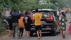Mobil Xpander Warna Hitam di Jombang lemparkan uang pecahan 50 ribu dan hingga 100 ribu, tujuan belum ada yang tahu.