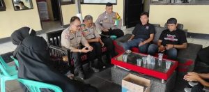 Warga curhat di kantor polisi dan menyampaikan keterbukaan publik, polisi akan tampung informasi warga Sukabumi.