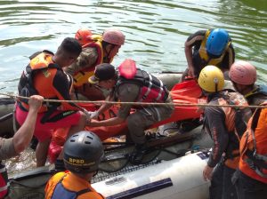 TIM SAR GABUNGAN TEMUKAN KORBAN TENGGELAM DI SETU PAMULANG DALAM KONDISI MENINGGAL DUNIA.