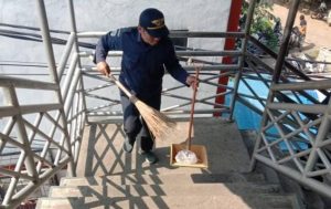 JEMBATAN PENYEBERANGAN ORANG (JPO) DI SELURUH KOTA TANGERANG RUTIN DILAKUKAN PEMBERSIHAN DAN PERAWATAN DEMI MEMBERIKAN RASA NYAMAN KEPADA MASYARAKAT PENGUNANYA.