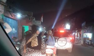 Kemacetan sepanjang jalan raya pasar Pelangi Sepatan membuat para pengendara mengeluh, dan tak satupun aparat dinas terkait mengatur lalu lintas.