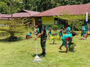 Mulai dini, ia di ajarkan oleh anggota Satgas Yonif bergotong-royong dan melakukan hidup sehat.
