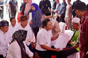 Memberikan Bantuan Tunai untuk anak-anak lansia, tak tepat guna, ada cendrung?