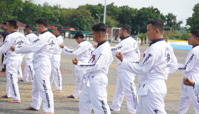 Anggota Satuan Pol.PP Kab. Tangerang mendapatkan pelatihan bela diri untuk menangkis