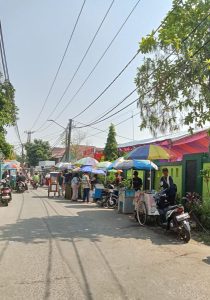 SDN Pakualam III, Pakuhaji jalan raya Pakuhaji-Rawakidang macet, tak ada pengaturan lalu lintas.