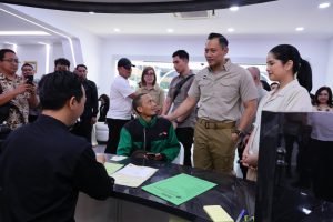 Agus Harimurti Yudhoyono (AHY) bertolak menuju Kantor Pertanahan (Kantah) Kabupaten Bekasi untuk menyerahkan Sertipikat Tanah Elektronik kepada 10 penerima.