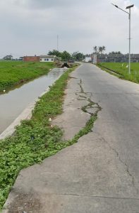 Pihak dinas terkait kurang pengawasannya, jalan sudah beberapa bulan amblas belum di perbaiki.