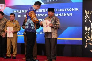 13 Sertipikat Hak Pengelolaan (HPL) Tanah Ulayat kepada Ketua Masyarakat Hukum Adat Tanah Berserau Tanah Baimbeo.