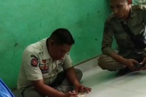 Tiga Oknum paksa nenek bayar retribusi pajak 3 juta, di Pakanbaru.