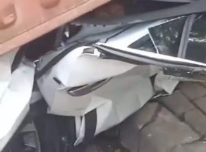 Orang hampir meninggal di gencet oleh boks konterner.