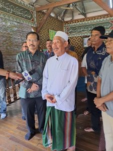 Ketua Almasda, Ahmad Isa Ansari, memimpin langsung deklarasi dukungan terhadap Bang Uwoh.