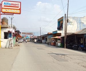 Ada lobang dan betonnya hancur hampir makan korban di jalan Raya Pakuhaji.