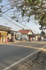Jalan raya pakuhaji Tangerang, rusak berat dan sering terjatuh pengguna jalan.