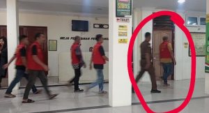 Jaksa lalai, tahan di ambil dari ruang tahanan tidak di bergol, seperti pengujung sidang saja.