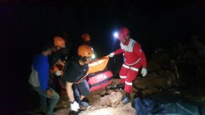 JASAD KORBAN TENGGELAM DI DANAU GALIAN APOH TANGERANG DITEMUKAN TIM SAR GABUNGAN.