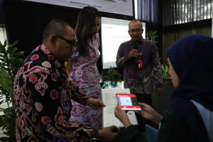 Selanjutnya, melalui aplikasi Sentuh Tanahku yang dapat diunduh di Play Store atau App Store.