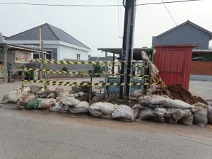 Kerja saya hanya menggali memasang paralon karet ini untuk penyaluran air.