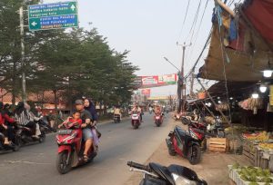 Warga tadi sempat mardeka tidak ada mobil truk yang melintasi jalan Cadas-Kramat Pakuhaji.