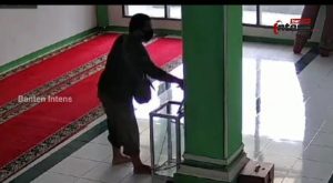 Kampung Karang Antu sempat geger uang kas di kotak amal raib gondol maling.